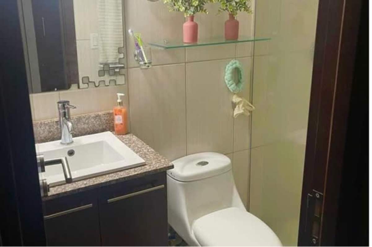 Bright bedroom with built-in closet, window and city view PH Condado Country Club Panama City