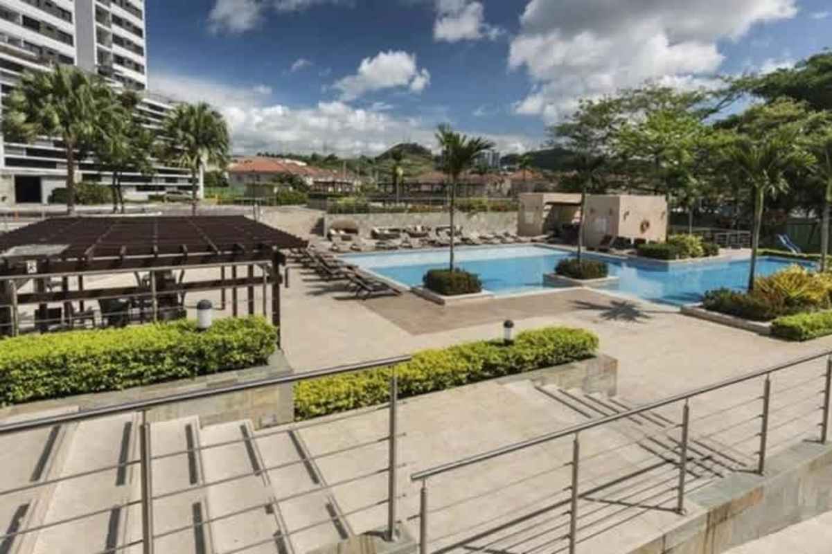 Four outdoor swimming pools, sun decks, pergolas and gardens PH Condado Country Club Panama