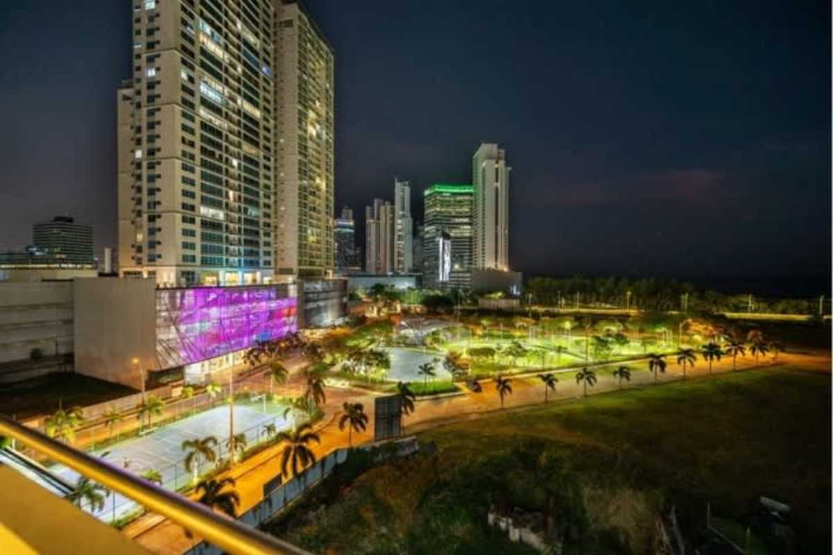 Multi-purpose sports courts and recreational spaces in Costa del Mar, Panama City