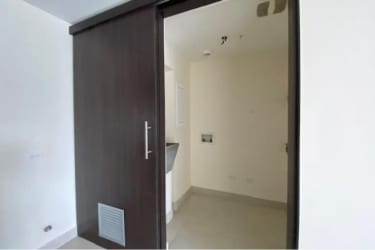 Modern bathroom with walk-in shower in apartment PH Midrise Woodlands Panama Pacifico