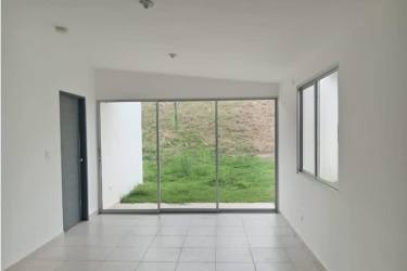 Bright bedroom with large window and ceramic tile floors in house for rent Panama Oeste Valle Bonito La Chorrera