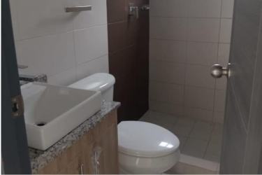 Bathroom with granite countertop, modern fixtures and walk-in shower in Valle Bonito house for rent Panama West