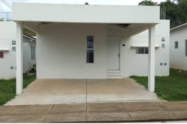 Spacious bright living room with sliding doors and garden view in house for rent Valle Bonito La Chorrera Panama