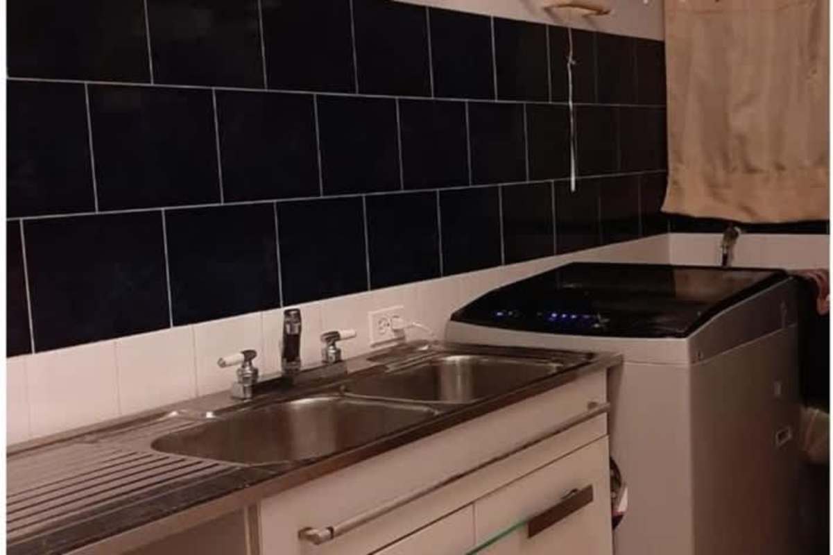Laundry with washer, double sink, tiled backsplash in affordable apartment Juan Díaz Panama