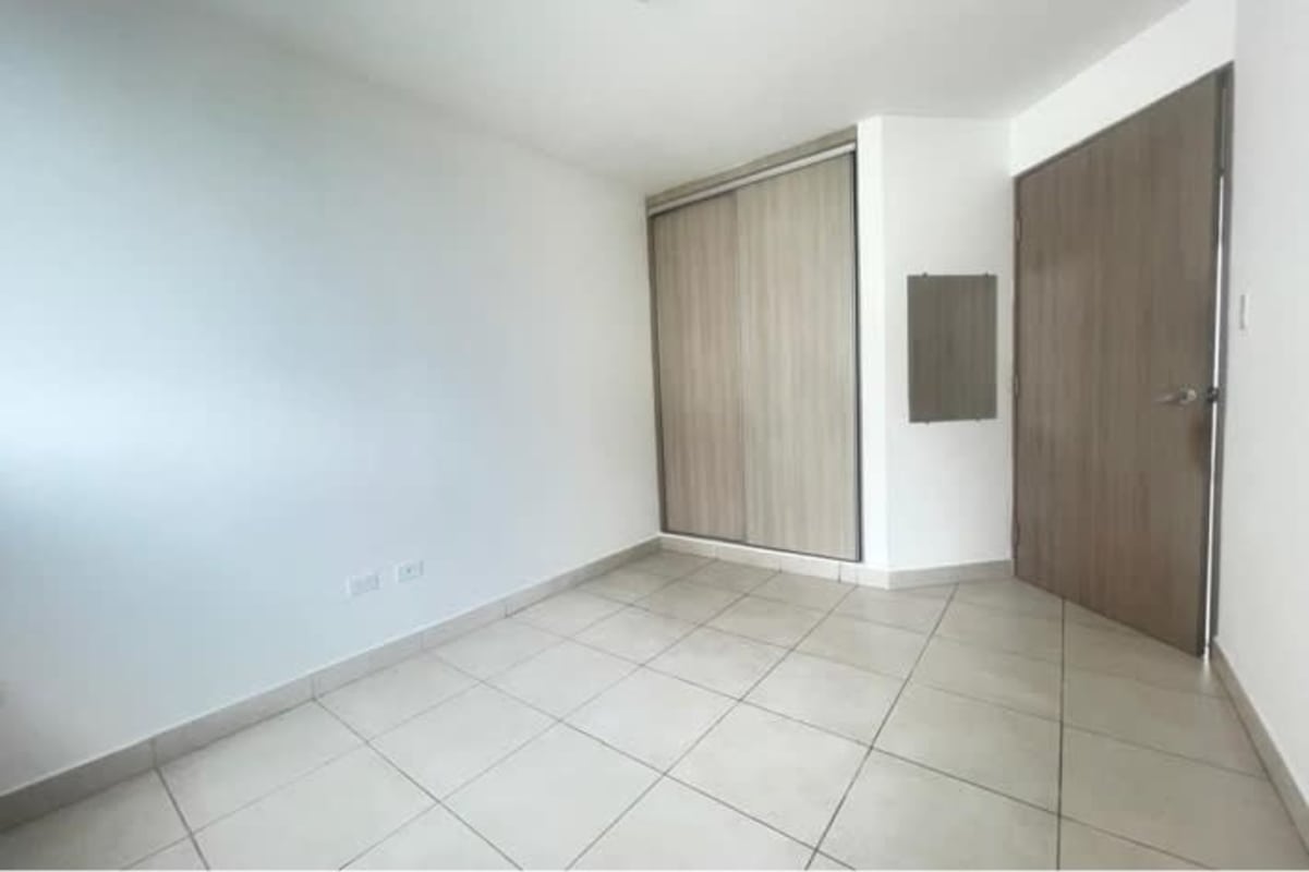 Bright empty bedroom with wardrobe PH Edison Park apartment Betania Panama