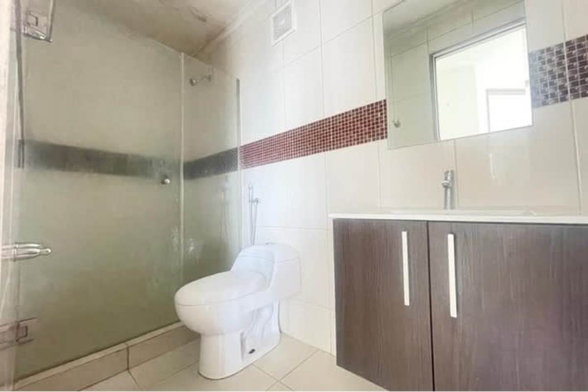 Bathroom with glass enclosed shower and modern fixtures PH Edison Park Panama