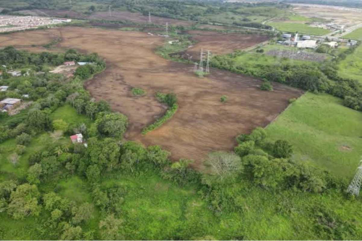 Main road frontage development land for sale in Panama Pacora 200,000m2