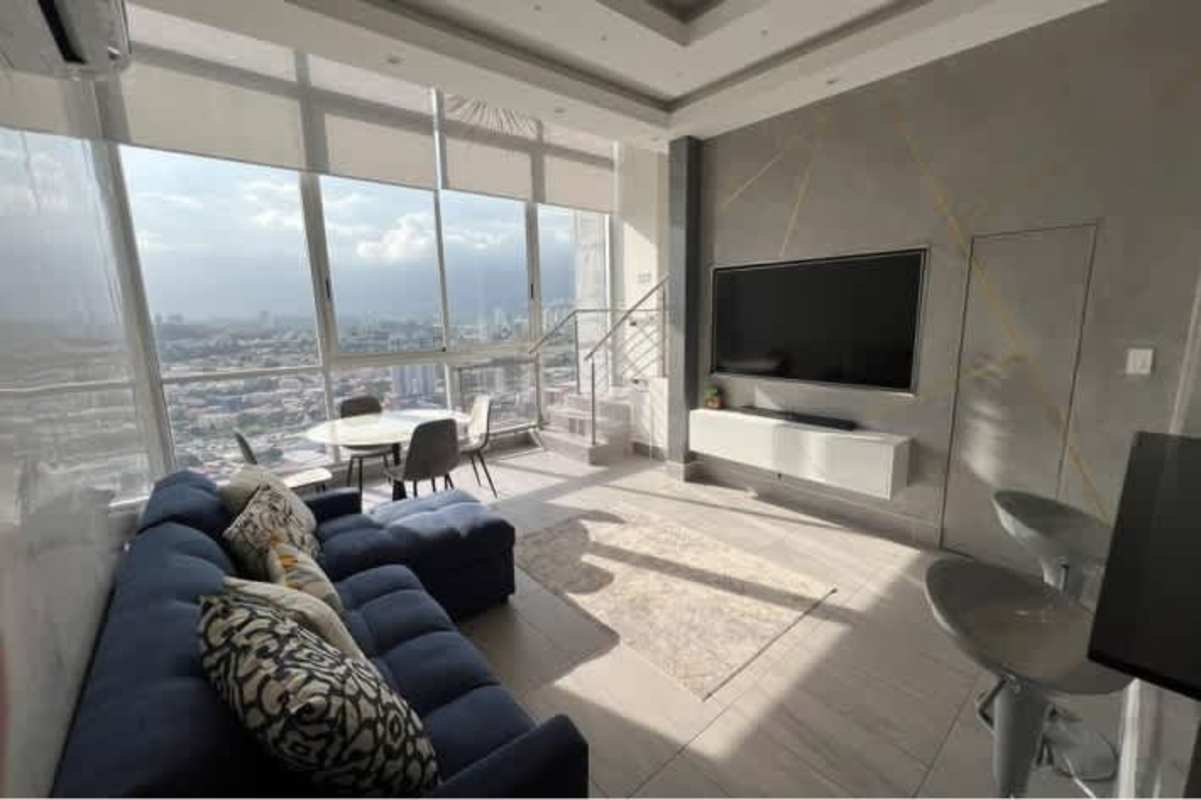 Stylish kitchen with granite countertops and built-in oven PH La Loma