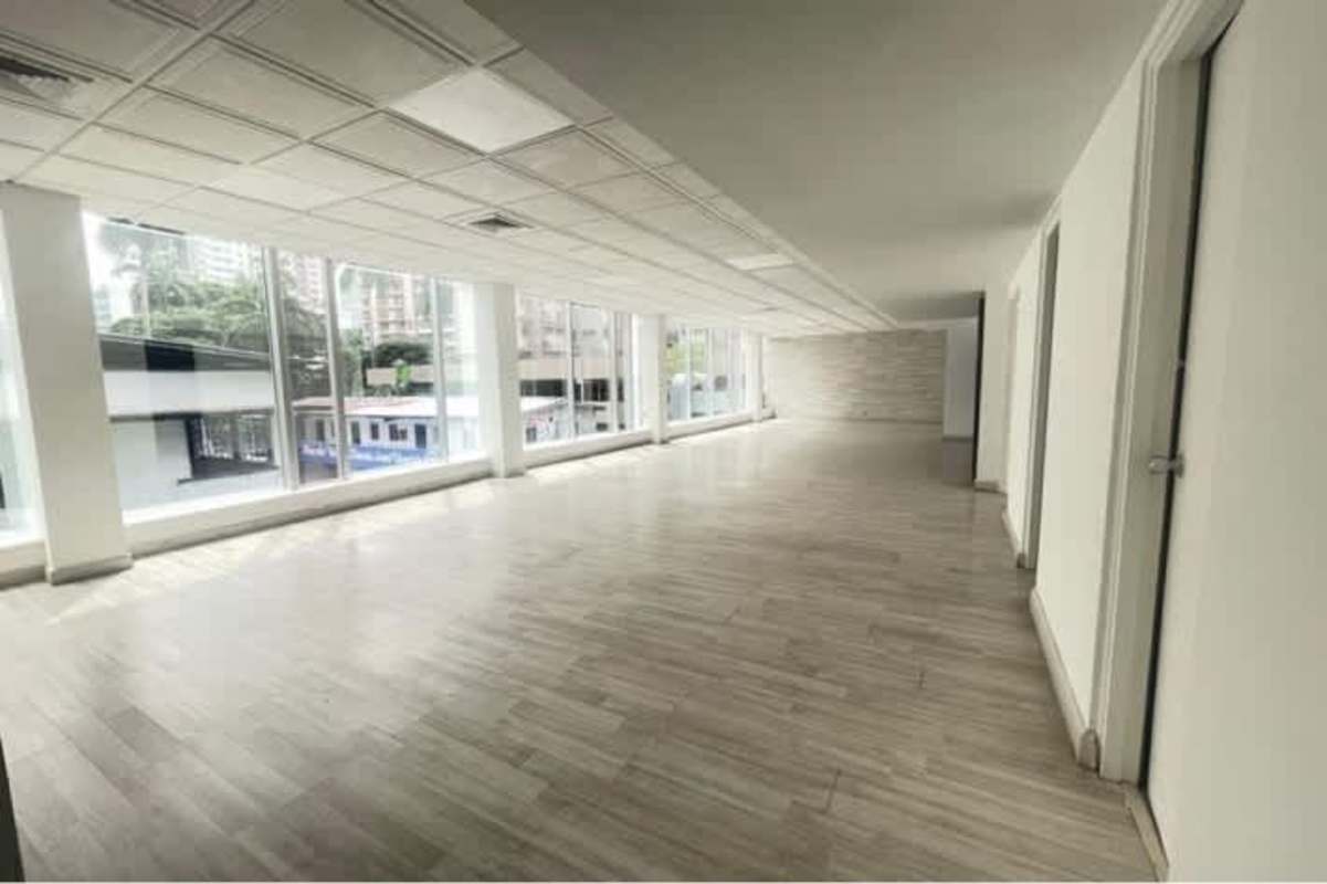 Modern minimalist bathroom in office space PH BICSA Financial Center Panama City