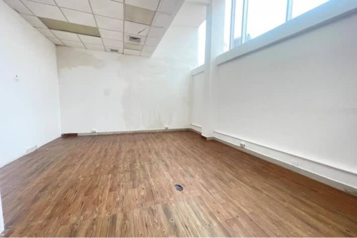 Partitioned empty office space with drop ceiling PH BICSA Financial Tower Marbella Panama