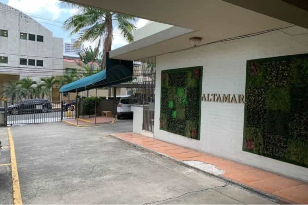 Living area with large window and natural light in PH Altamar Bella Vista Panama