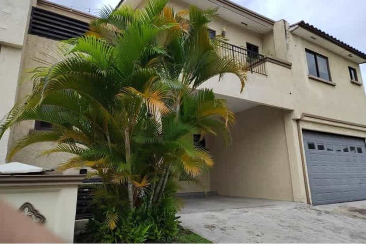 Outdoor leisure pool Jacuzzi lounge palm trees PH Embassy Club Clayton Panama