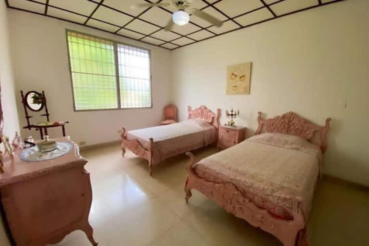 Vintage style twin bedroom with garden views in Altos del Golf Panama