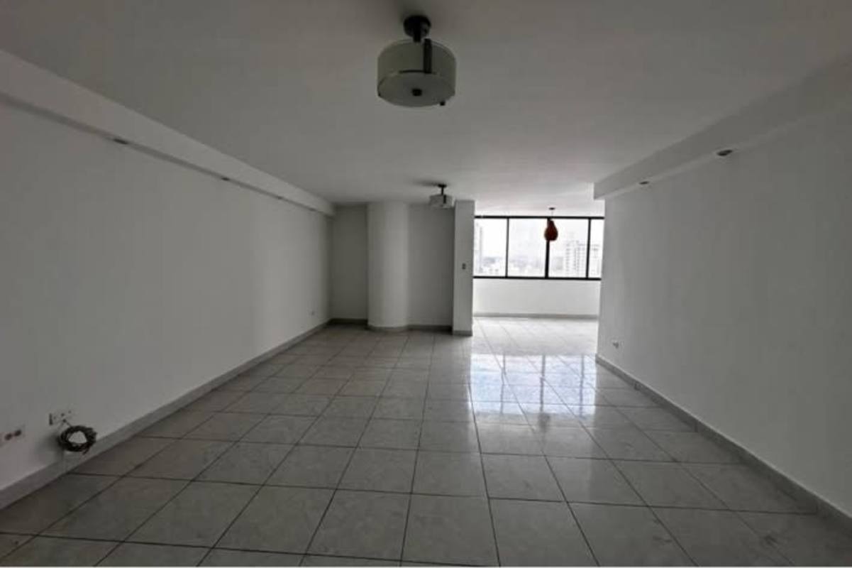 Traditional U-shaped kitchen with tiled backsplash, cabinets and countertop in PH Vista Park Obarrio Panama City
