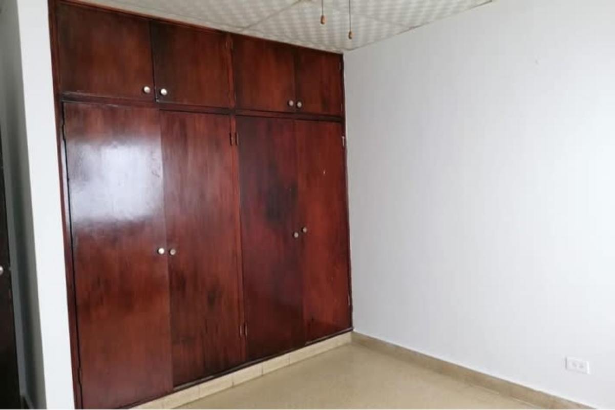 Simple bedroom with built-in closet and tiled floor PH Obarrio Plaza Panama