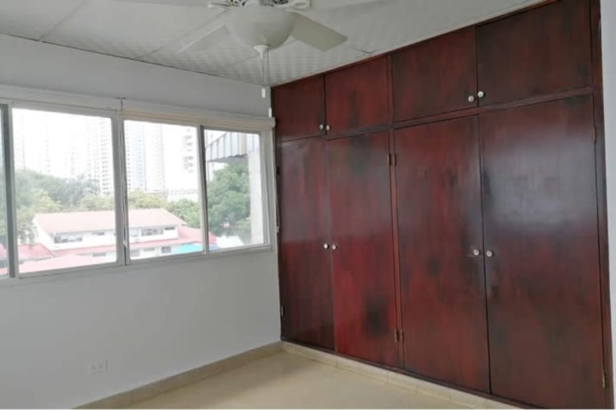 Spacious bedroom with window, closet and ceiling fan in PH Obarrio Plaza for rent Panama City