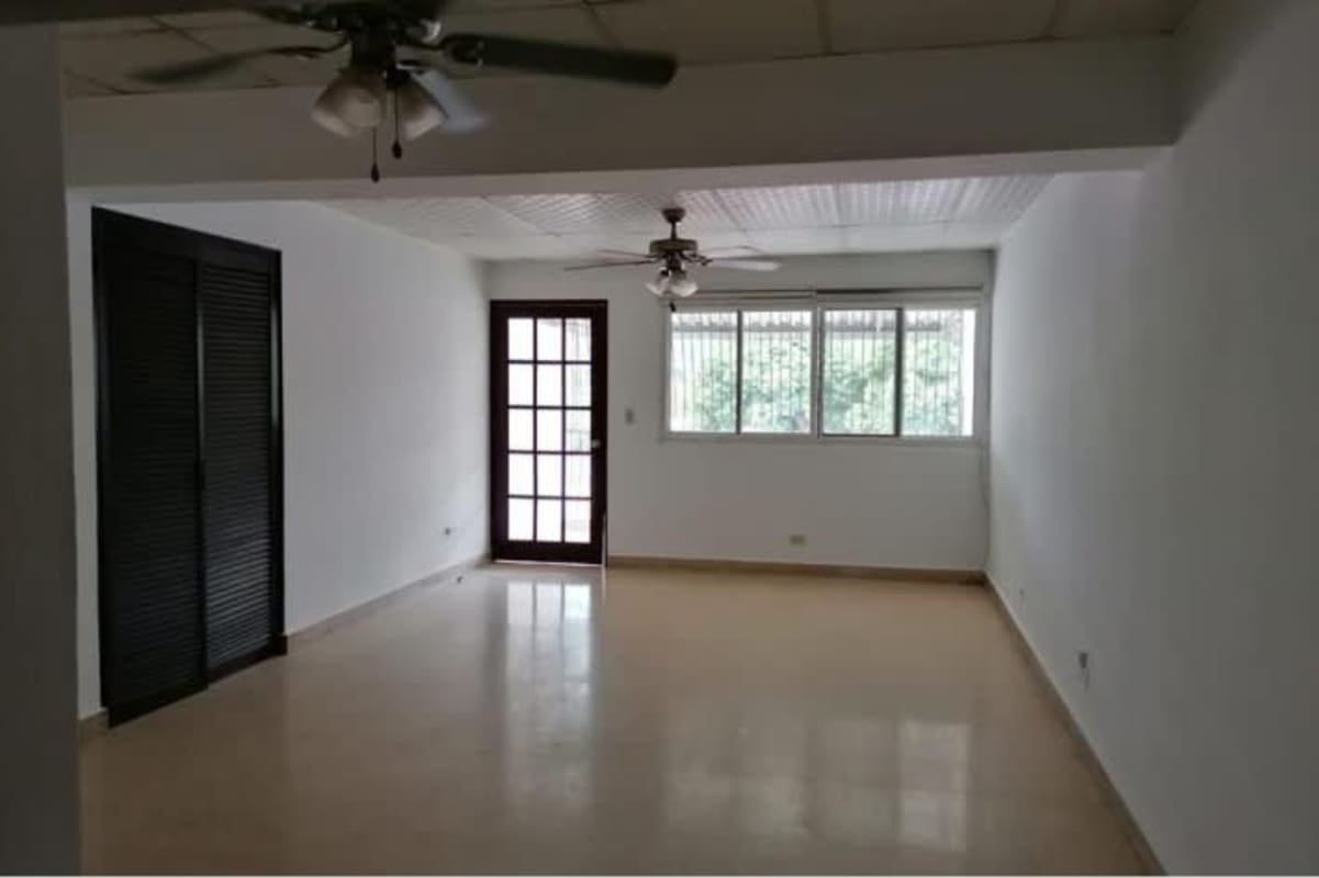 Second bedroom with built-in closet, large window and AC in PH Obarrio Plaza Panama rental apartment