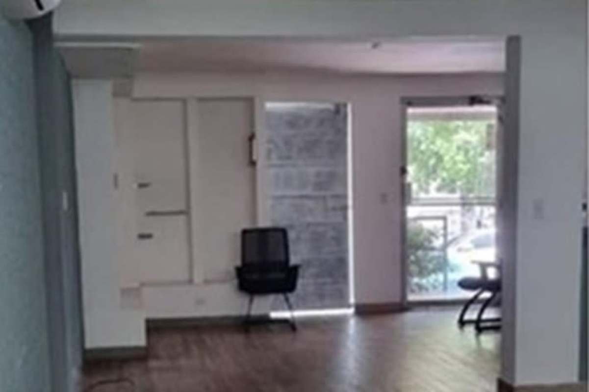 Minimalist room with natural light, wooden flooring, and chairs, perfect for office or retail in Obarrio Panama City