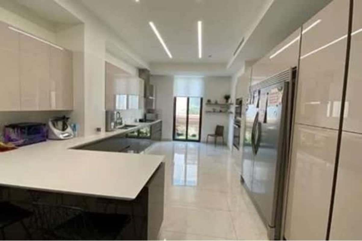 Spacious kitchen with island, high-gloss cabinets and appliances in Ocean Reef Islands Panama