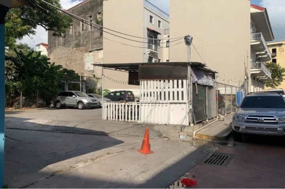 Commercial urban lot with small kiosk and paved parking in Casco Viejo Panama City