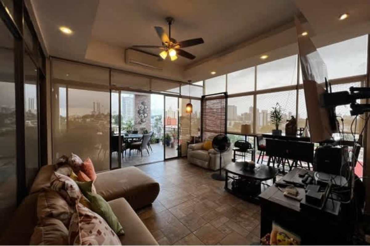 Spacious living room with orange accent wall, ceiling fan in Betania townhouse PH Castellanos Panama for sale