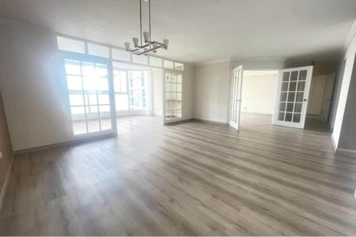 Master bedroom with panoramic ocean views, large glass windows PH Marina Bay Avenue Balboa