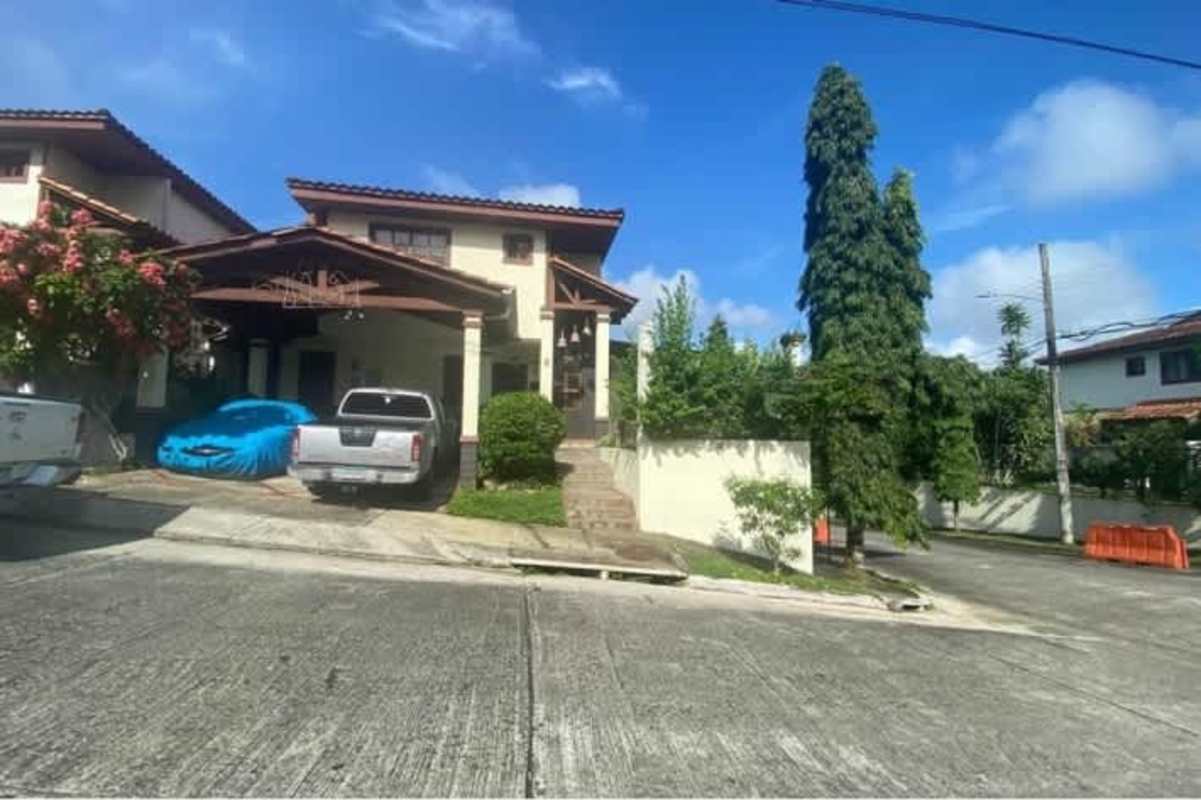 Traditional living dining with windows and chandelier Las Cumbres Panama