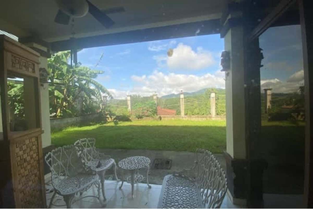 Covered patio outdoor dining mountain view backyard Las Cumbres Panama