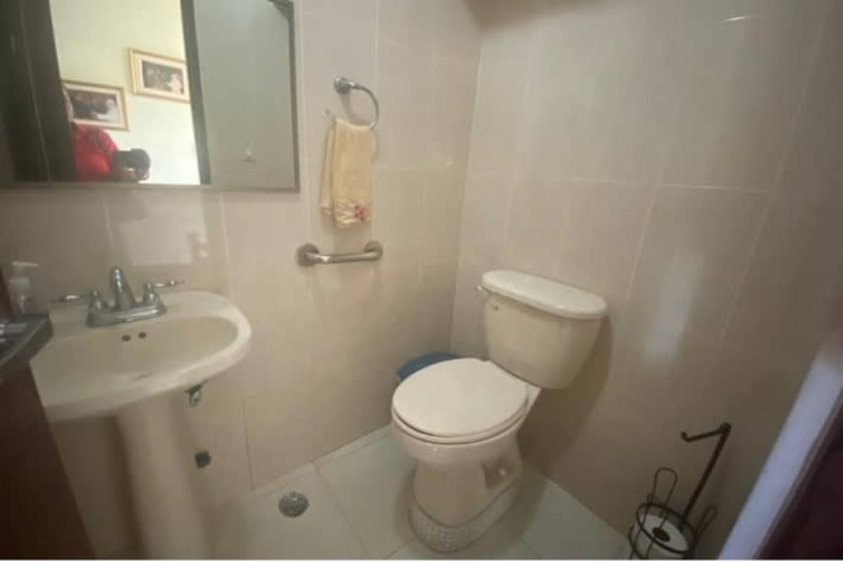 Traditional kitchen wood cabinets granite microwave Las Cumbres Panama