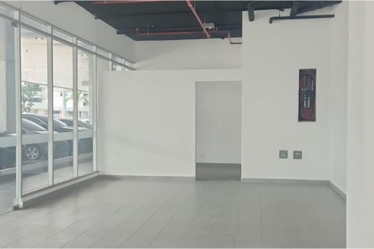 Bright empty commercial interior with ceramic tile flooring and large windows for rent Vía España Panama