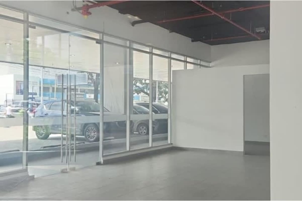 Street view with glass façade of commercial space for rent at PH Park Square Panama City