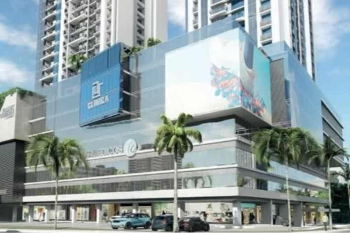 Interior view of empty commercial retail space with white walls, tile flooring and exposed ceiling in PH Park Square Panama