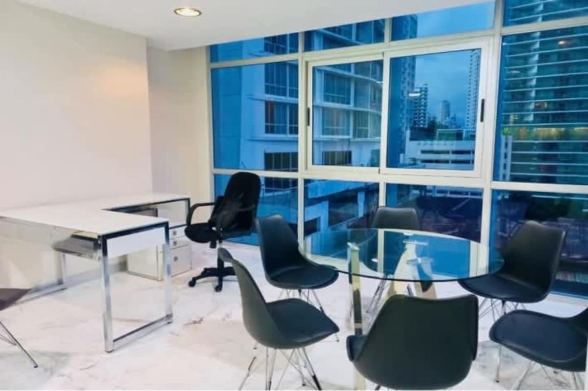 Fully furnished office with marble floor, modern desks, ergonomic chairs and city views PH Colores de Bella Vista Panama