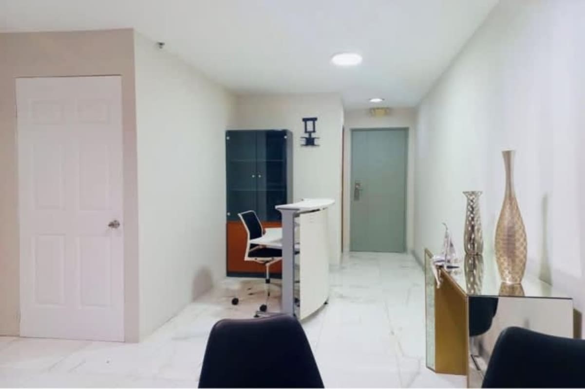 Modern lobby with elevators, beige sofas and colorful columns PH Colores de Bella Vista Panama City