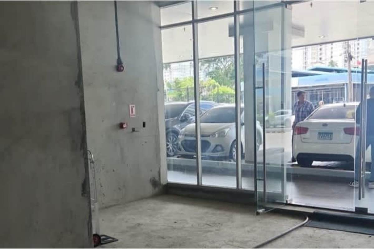 Facade and large glass door entrance commercial unit PH Park Square Vía España Panama