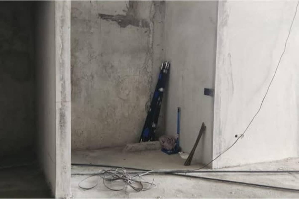 Exposed walls and floors in commercial retail unit PH Park Square Vía España Panama City