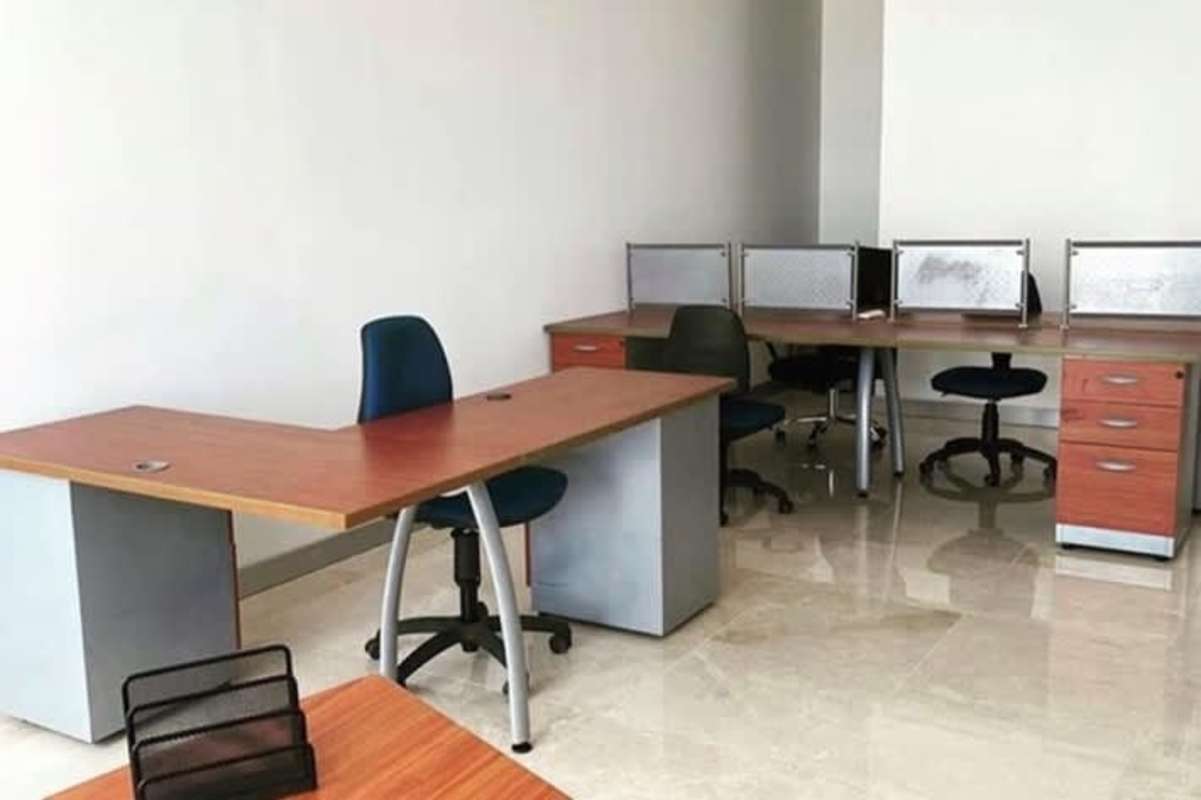 Open-plan workspace with privacy dividers and ocean views at Torre Balboa Office Center Panama