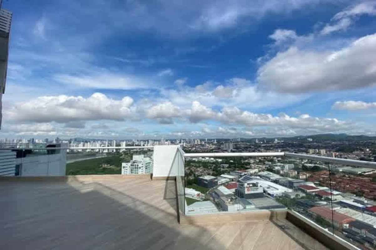 Luxurious master bedroom with ocean panorama in PH Mirador Costa del Este