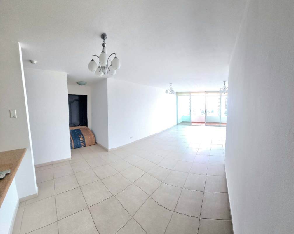 Bedroom featuring large window, built-in closet, split AC, porcelain floors in PH Terrawind San Francisco Panama