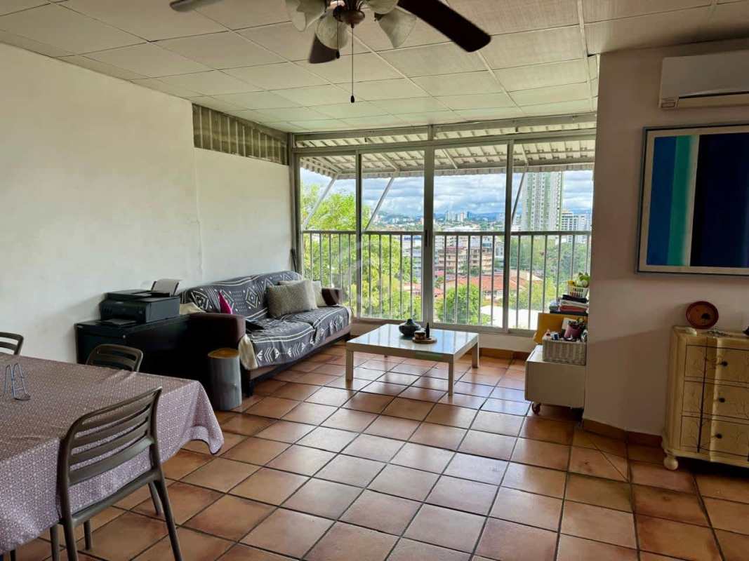 Modular kitchen with natural light in PH Medici apartment El Cangrejo