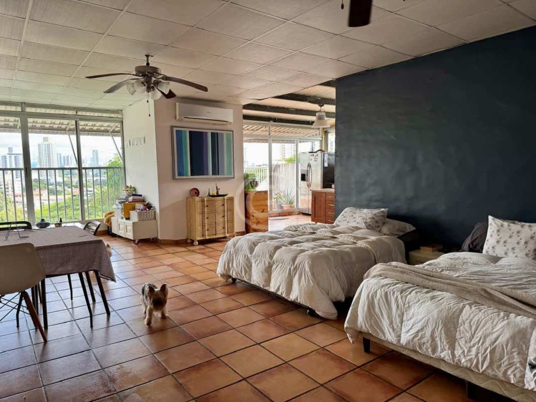 Bedroom with closet and city skyline views PH Medici El Cangrejo