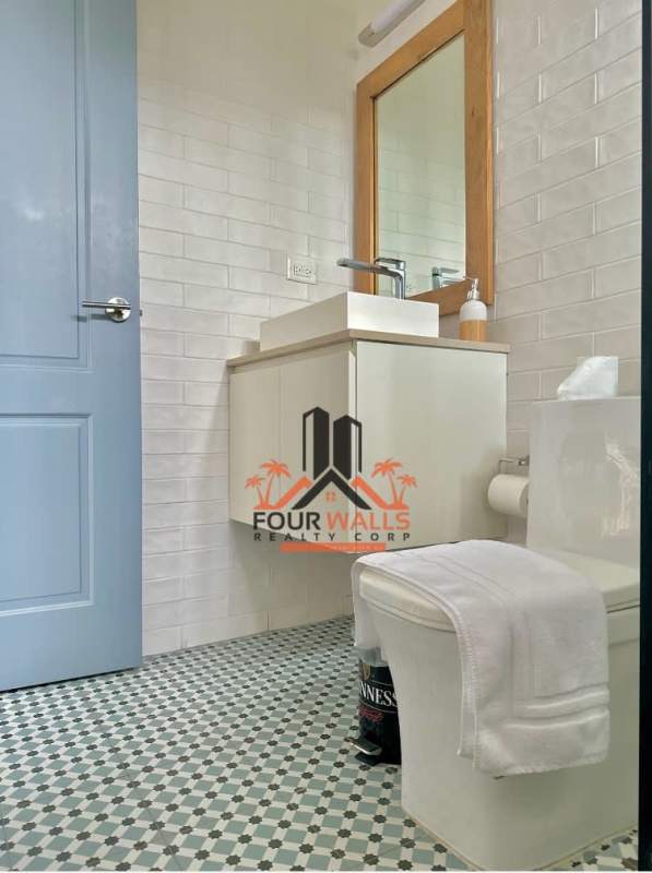 Furnished bedroom with air conditioning, colonial window, and closet in PH La Quinta Casco Viejo Panama