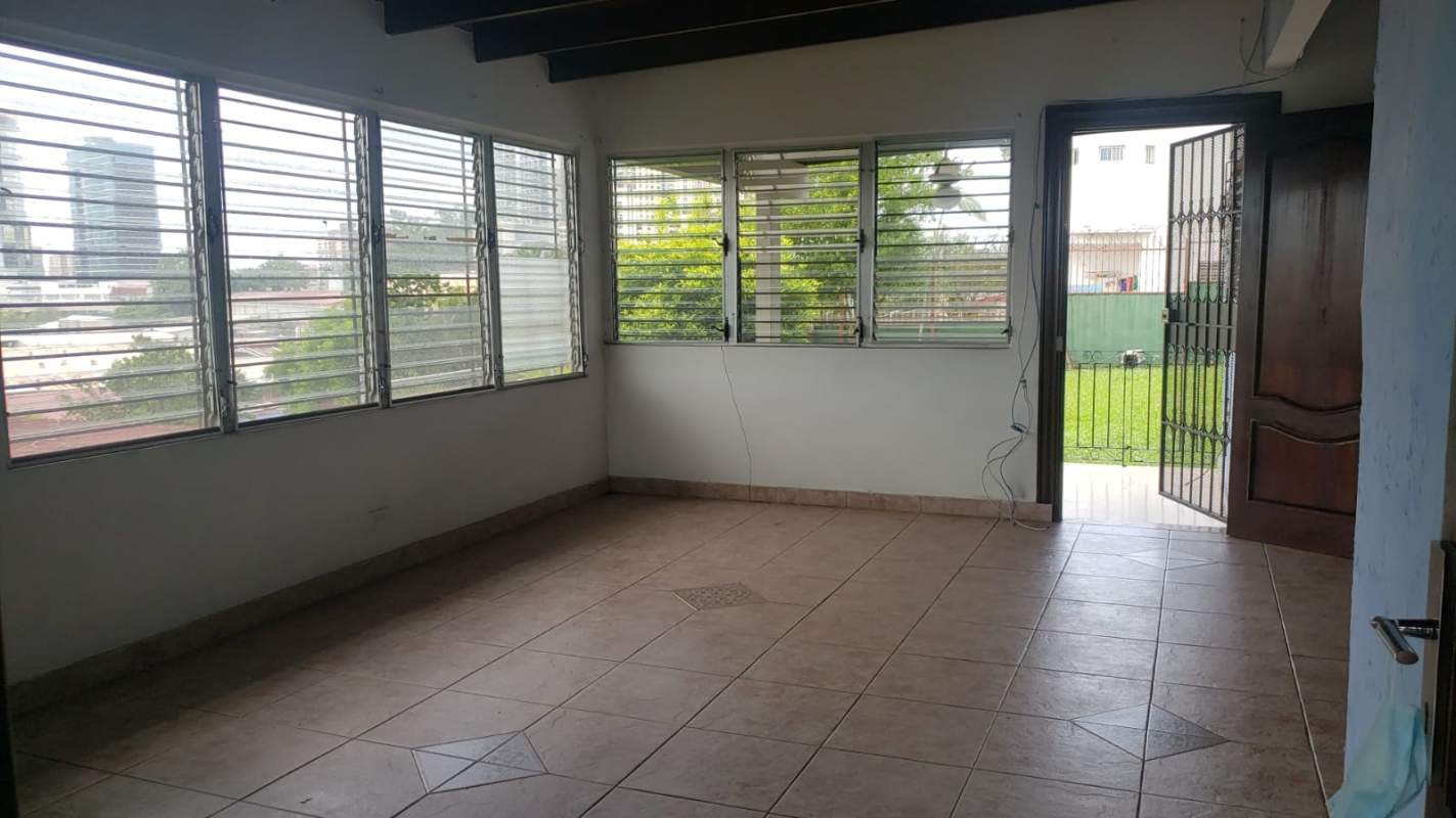 Covered carport with iron gate for multiple cars in Villa de las Fuentes neighborhood Panama City