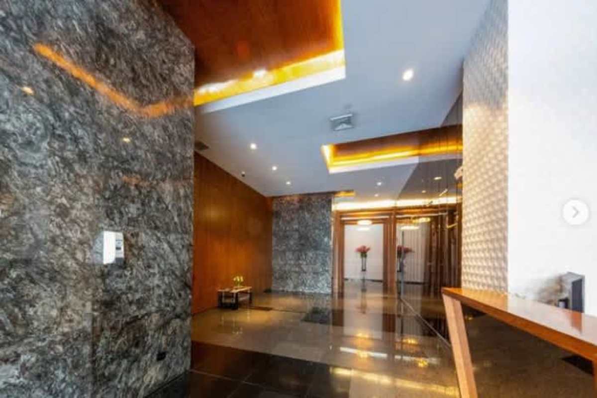 Luxury marble lobby with modern lighting and floral decor Punta Pacífica Medical Plaza