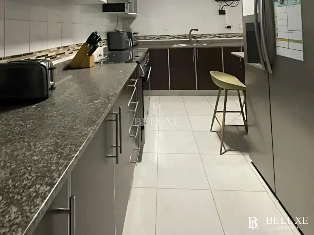 Master bedroom with wood closet, AC, bright windows PH Brisas Obarrio apartment for sale