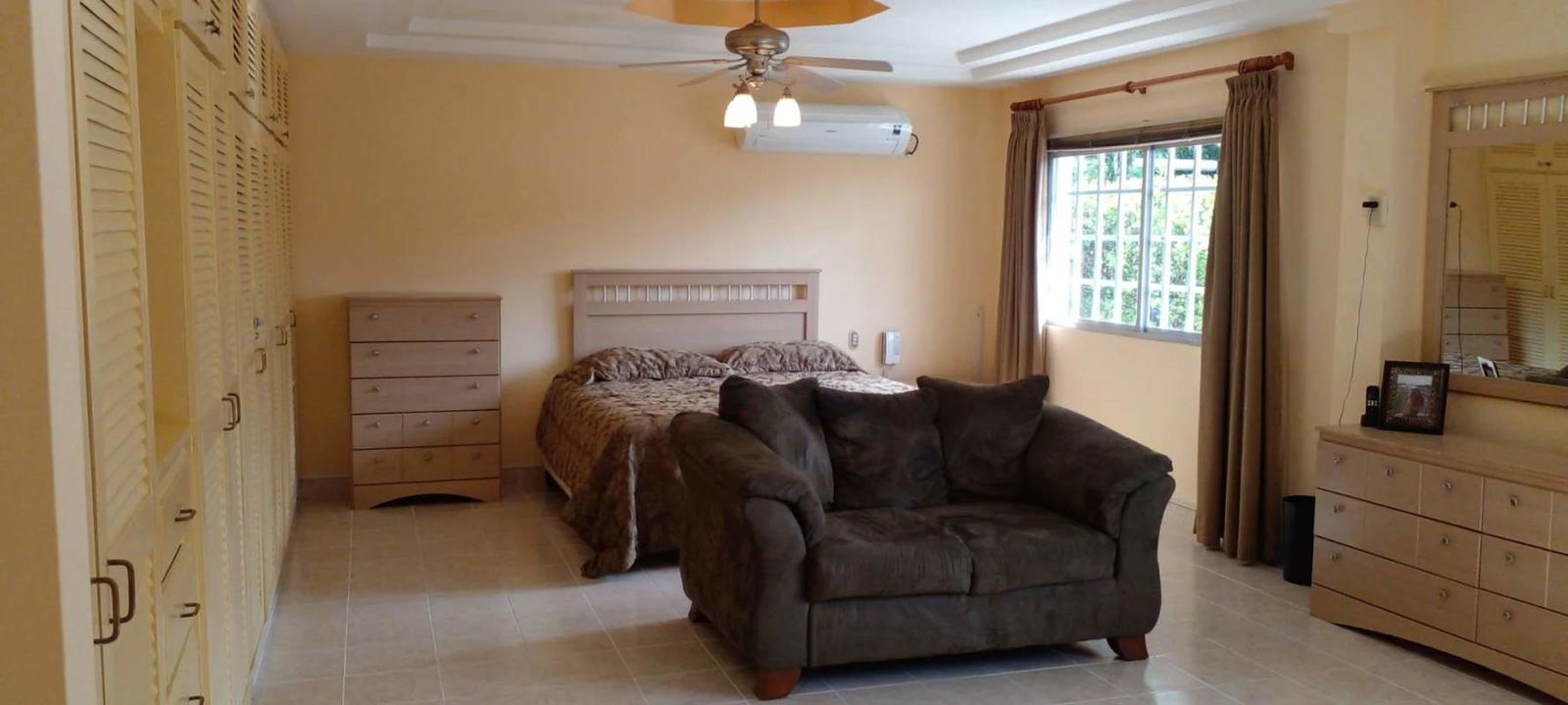 Spacious master bedroom with king bed, jacuzzi bath, large closets in Altos de Miraflores Panama