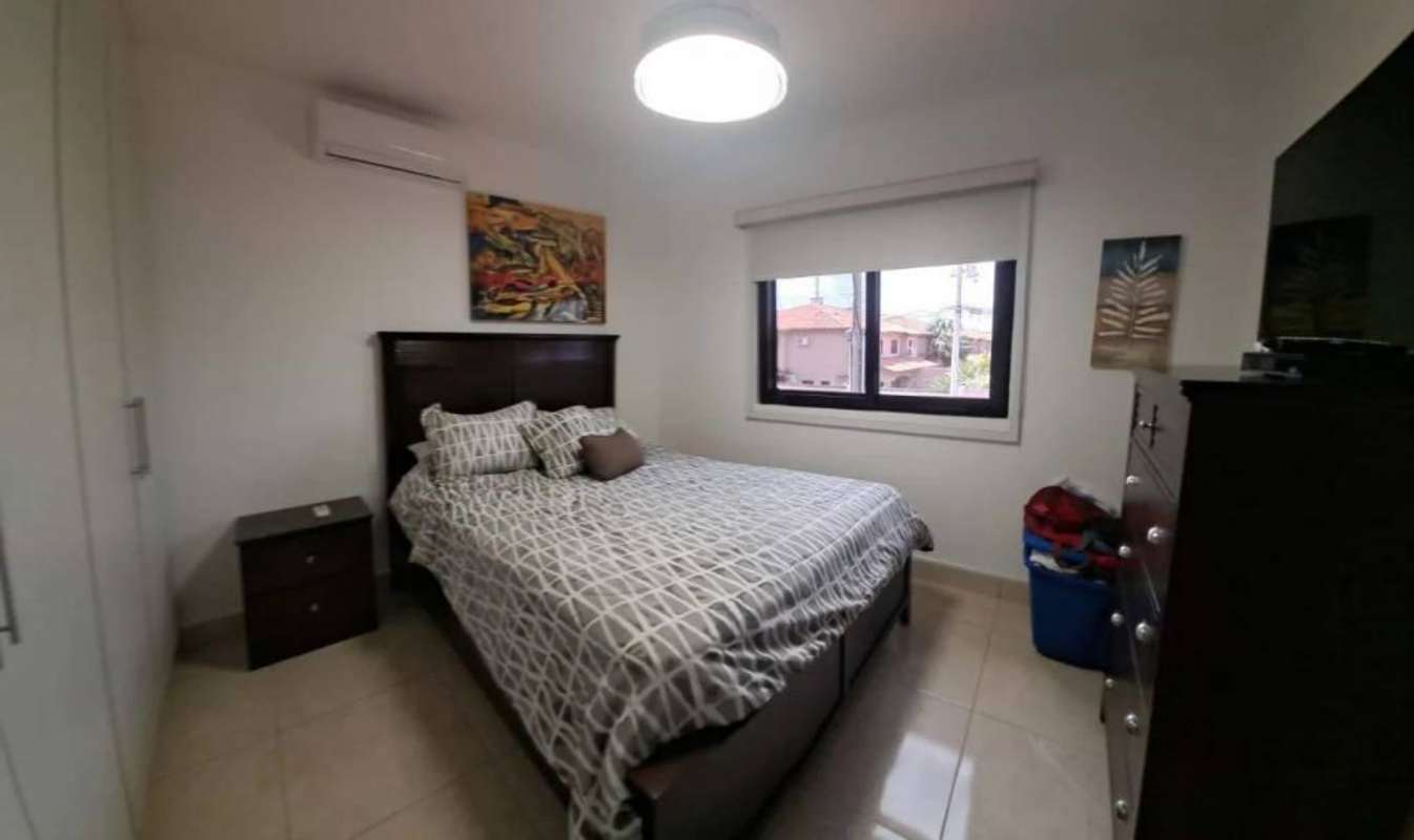 Minimalist bedroom built-in storage natural light PH Versalles Don Bosco Panama