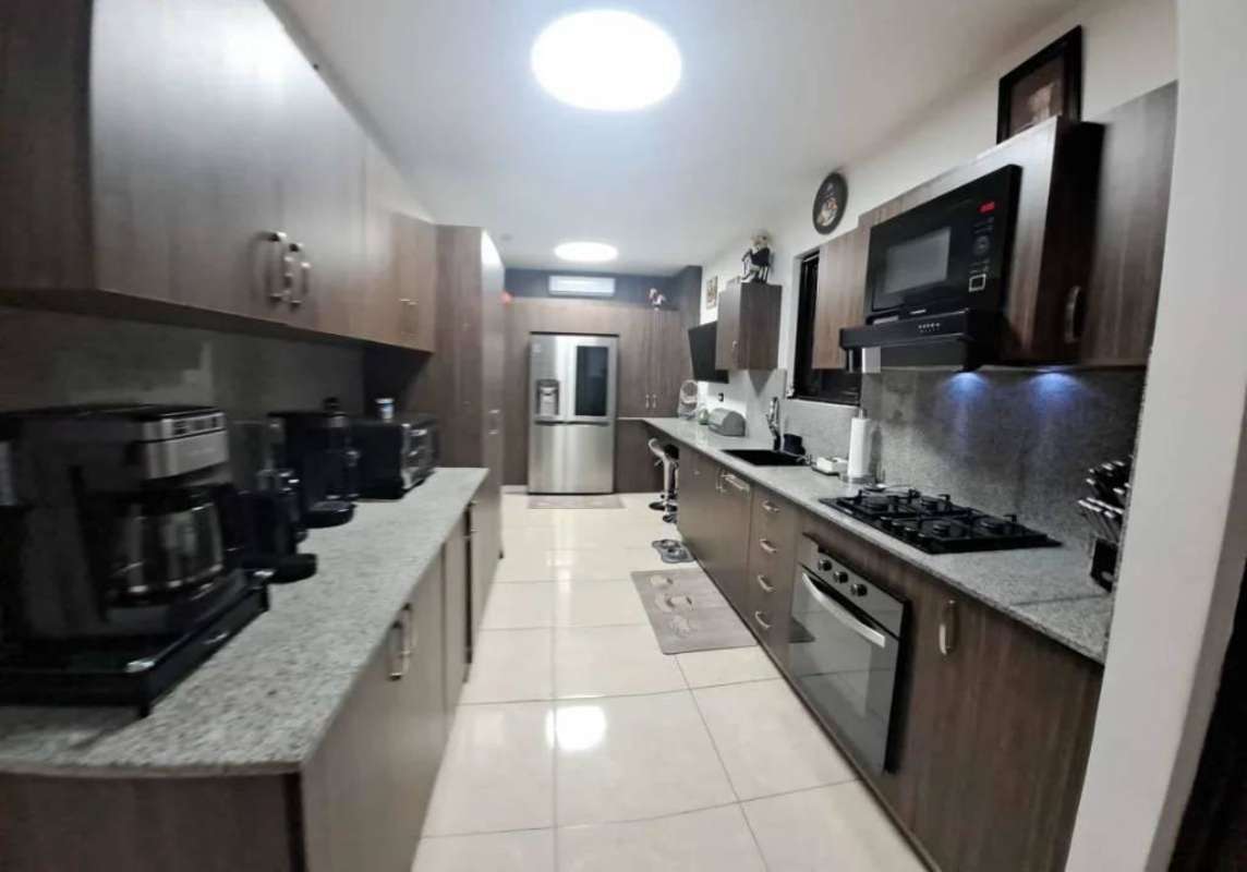 Modern kitchen with granite countertops, stainless steel appliances PH Versalles Panama