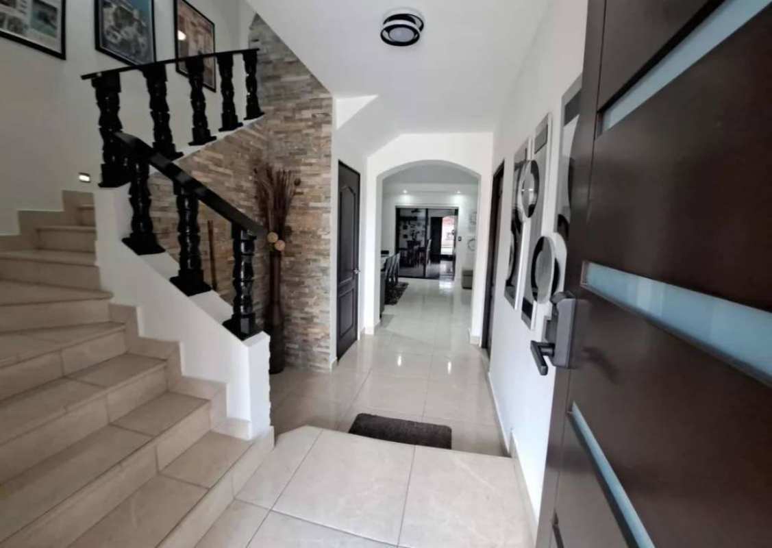 Contemporary bedroom with built-in closets, wall TV, modern decor PH Versalles Don Bosco Panama