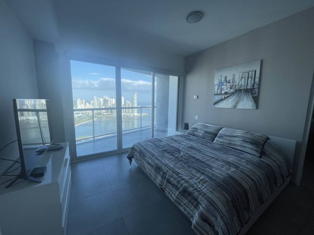Bedroom with balcony access, panoramic sea view, floor-to-ceiling windows Yacht Club Tower Panama